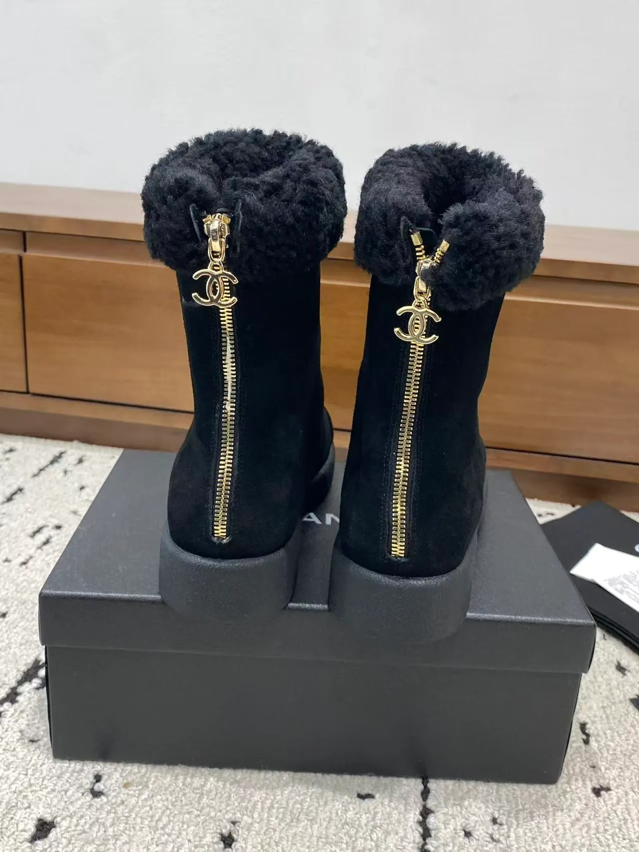 👟👟Ex-factory price 700👟👟 🍀Chanel 2025 autumn and winter furry snow boots. Chanel new autumn and winter genuine wool slippers and boots. Xiaoxiang’s 2025 autumn and winter most beautiful snow boots. Classic, beautiful and warm snow boots❤️Super warm! It's enough to have it this winter, it's really beautiful and fairy~ Materials and craftsmanship: The upper is made of custom sheepskin/wool/sheepskin, and the inner pads are all made of wool. It feels very soft and comfortable! The sole is the original TPU outsole Size: 35-39 (40.41 customized, non-refundable)